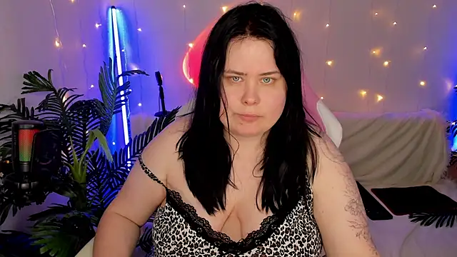 Snapshot of Akemi_BBW chatting on 12.17.24 Akemi BBW online show from 12.17.24