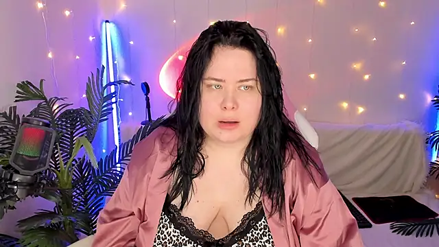 Snapshot of Akemi_BBW chatting on 12.20.24 Akemi BBW online show from 12.20.24