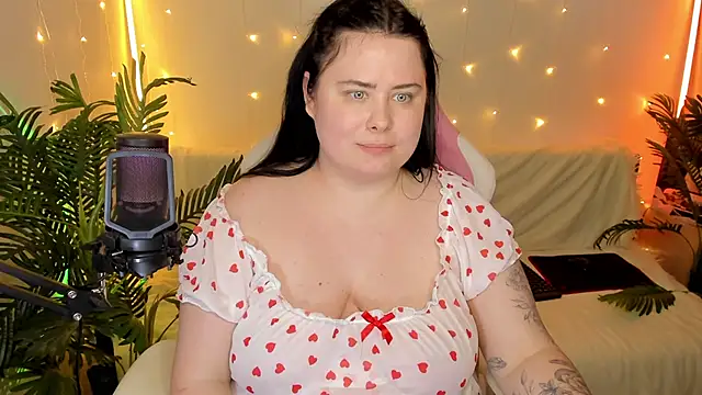Snapshot of Akemi_BBW chatting on 12.30.24 Akemi BBW online show from 12.30.24