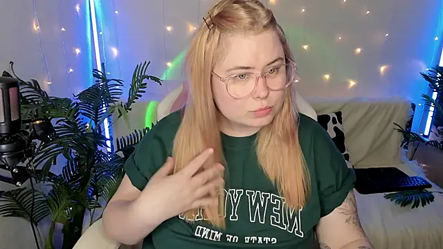 Snapshot of Akemi_BBW chatting on 01.17.25 Akemi BBW online show from 01.17.25