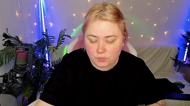 Snapshot of Akemi_BBW chatting on 01.19.25 Akemi BBW online show from 01.19.25