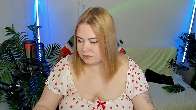 Snapshot of Akemi_BBW chatting on 02.14.25 Akemi BBW online show from 02.14.25