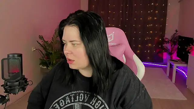 Snapshot of Akemi_BBW chatting on 09.23.25 Akemi BBW online show from 09.23.25