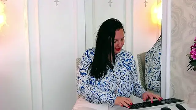 Snapshot of JudithCombs chatting on 12.11.24 JudithCombs online show from 12.11.24