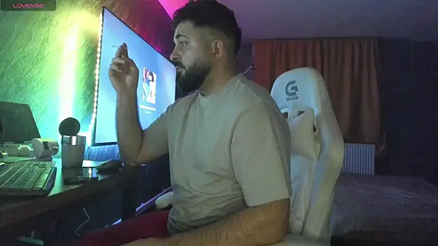 Snapshot of Eduu2322 chatting on 12.19.25 Eduu2322 online show from 12.19.25