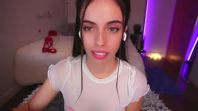 Snapshot of Dayna_Nebula chatting on 10.05.25 Dayna Nebula online show from 10.05.25