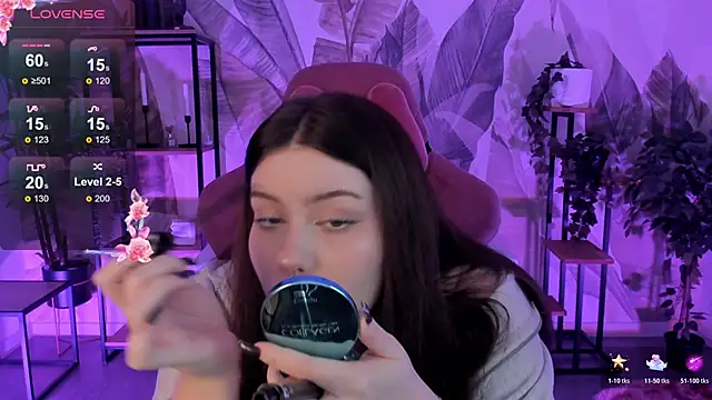 CoralineKeyns online show from 11.05.25