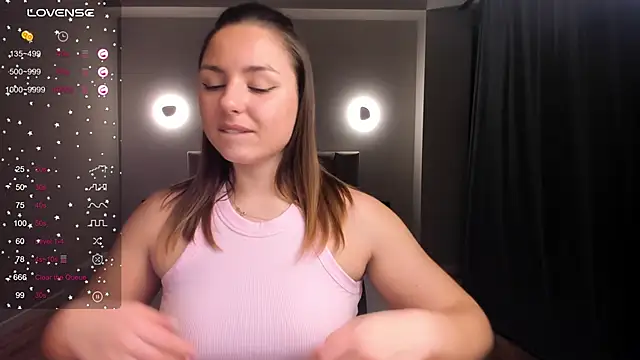 Snapshot of ThreeshaWhite chatting on 02.19.25 ThreeshaWhite online show from 02.19.25