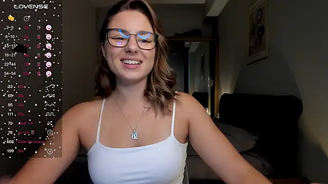 Snapshot of ThreeshaWhite chatting on 10.05.25 ThreeshaWhite online show from 10.05.25