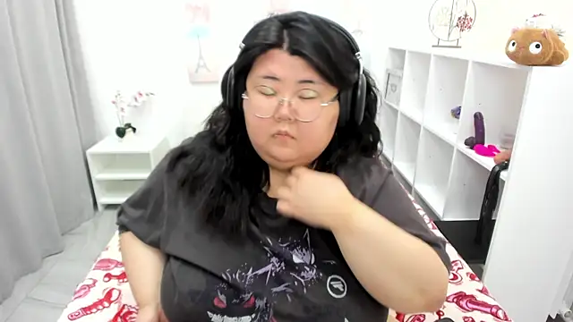 Snapshot of Nadine_asian chatting on 06.25.26 Nadine asian online show from 06.25.26