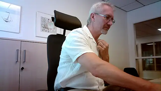 Snapshot of tom-swede chatting on 07.17.26 tom-swede online show from 07.17.26