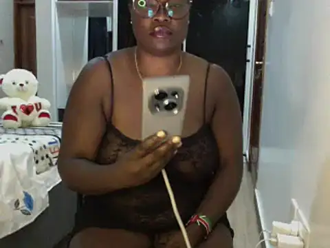 Snapshot of Nevvy_Pretty chatting on 01.22.25 Nevvy Pretty online show from 01.22.25