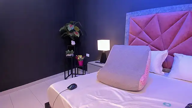 Snapshot of mia_milff chatting on 03.12.26 mia milff online show from 03.12.26