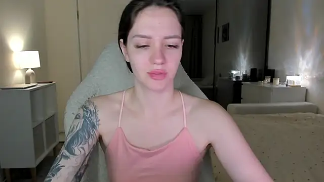 Snapshot of Sonia_moon_ chatting on 10.18.25 Sonia moon  online show from 10.18.25