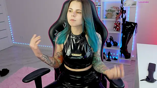 Snapshot of Latex_Kitty chatting on 04.02.26 Latex Kitty online show from 04.02.26