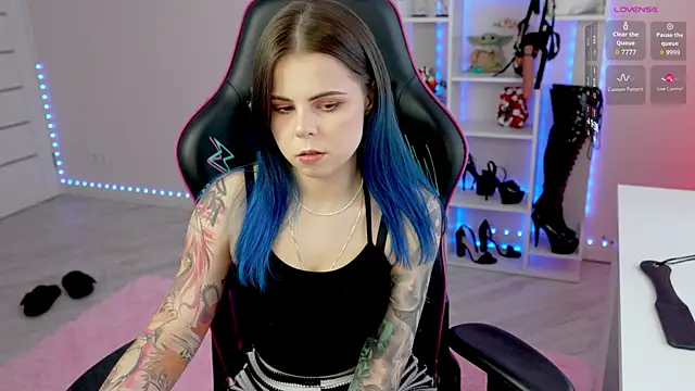 Snapshot of Latex_Kitty chatting on 04.15.26 Latex Kitty online show from 04.15.26