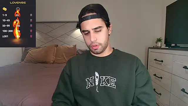 Snapshot of thonylewys chatting on 10.28.25 thonylewys online show from 10.28.25