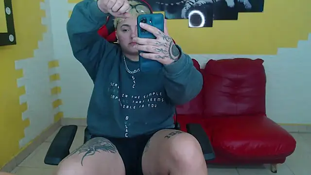 Snapshot of isabeautyx19 chatting on 12.20.24 isabeautyx19 online show from 12.20.24