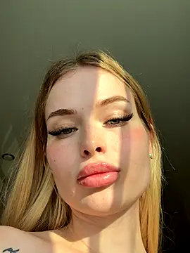 Snapshot of Vladamais chatting on 09.30.25 Vladamais online show from 09.30.25