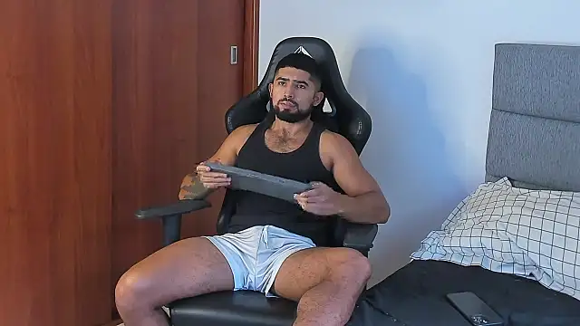 Snapshot of ethaanjones chatting on 10.12.25 ethaanjones online show from 10.12.25