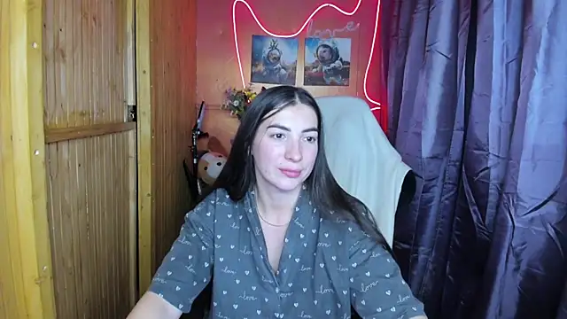 Snapshot of Fiery_Brunette_ chatting on 12.26.24 Fiery Brunette  online show from 12.26.24