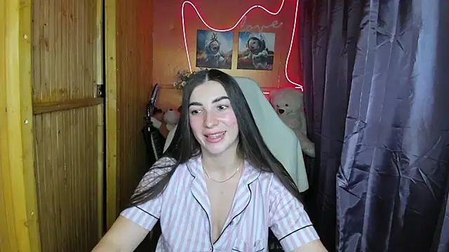 Snapshot of Fiery_Brunette_ chatting on 01.04.25 Fiery Brunette  online show from 01.04.25