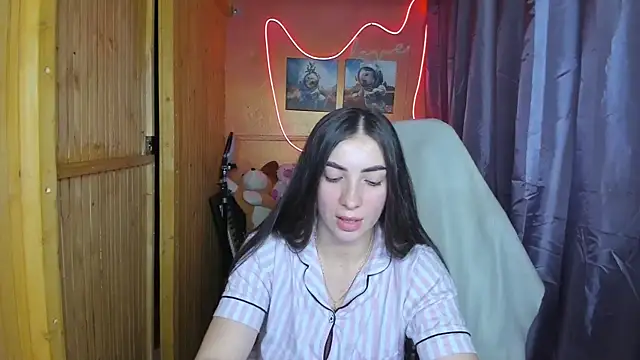 Snapshot of Fiery_Brunette_ chatting on 02.17.25 Fiery Brunette  online show from 02.17.25