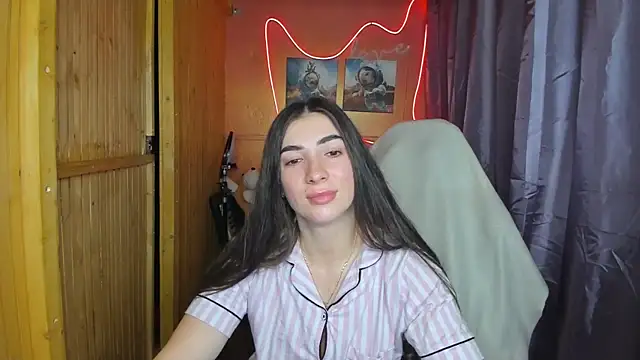 Snapshot of Fiery_Brunette_ chatting on 02.18.25 Fiery Brunette  online show from 02.18.25