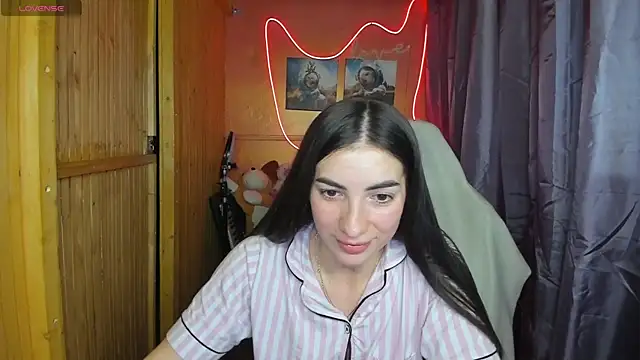 Snapshot of Fiery_Brunette_ chatting on 02.18.25 Fiery Brunette  online show from 02.18.25