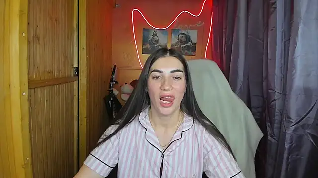 Snapshot of Fiery_Brunette_ chatting on 02.19.25 Fiery Brunette  online show from 02.19.25