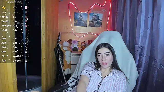 Snapshot of Fiery_Brunette_ chatting on 02.28.25 Fiery Brunette  online show from 02.28.25