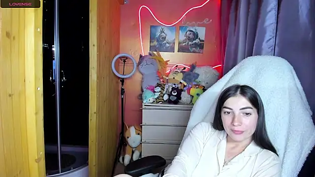 Fiery Brunette  online show from 05.18.26