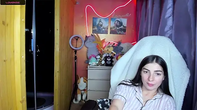 Fiery Brunette  online show from 06.23.26