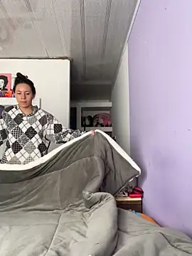 Snapshot of hannahb-e chatting on 04.16.26 hannahb-e online show from 04.16.26