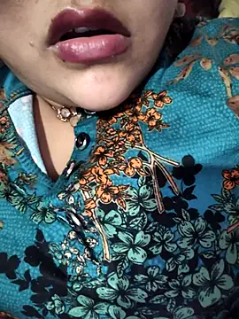 Snapshot of _Redwine_ chatting on 03.11.25 Redwine online show from 03.11.25