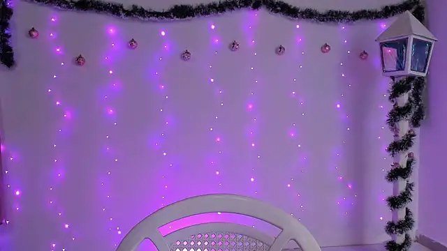 Snapshot of cute_roxana_ chatting on 12.28.24 cute roxana  online show from 12.28.24