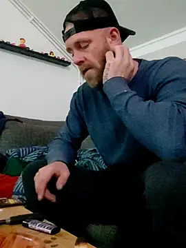 Snapshot of eltoulou chatting on 11.10.25 eltoulou online show from 11.10.25