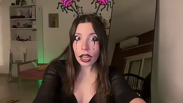 Snapshot of CringeButCute chatting on 10.18.25 CringeButCute online show from 10.18.25