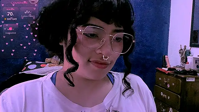 Snapshot of NinaYellow chatting on 05.12.26 NinaYellow online show from 05.12.26