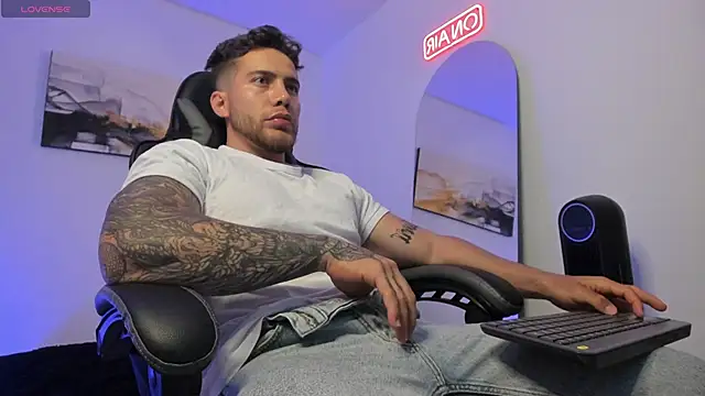 Snapshot of LucianSinclair chatting on 12.25.24 LucianSinclair online show from 12.25.24