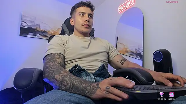 Snapshot of LucianSinclair chatting on 12.28.24 LucianSinclair online show from 12.28.24