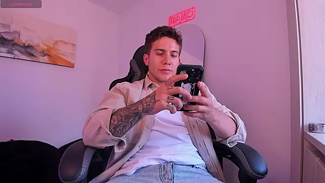 Snapshot of LucianSinclair chatting on 01.12.25 LucianSinclair online show from 01.12.25