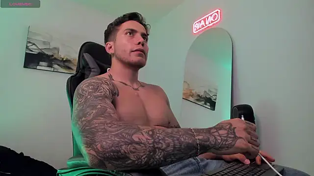 Snapshot of LucianSinclair chatting on 01.29.25 LucianSinclair online show from 01.29.25