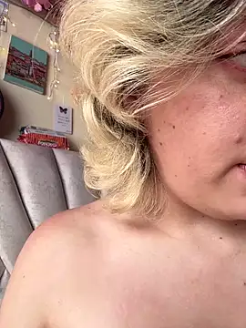 Snapshot of Enyeld_ruru chatting on 02.22.25 Enyeld ruru online show from 02.22.25