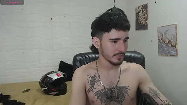 Snapshot of DmitriSanders chatting on 12.14.24 DmitriSanders online show from 12.14.24