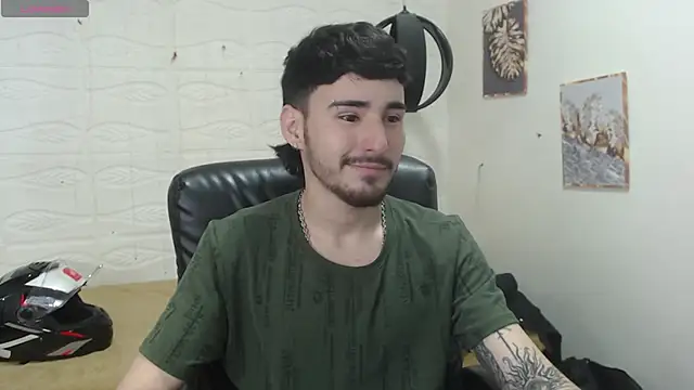 Snapshot of DmitriSanders chatting on 12.17.24 DmitriSanders online show from 12.17.24