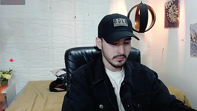 Snapshot of DmitriSanders chatting on 12.18.24 DmitriSanders online show from 12.18.24