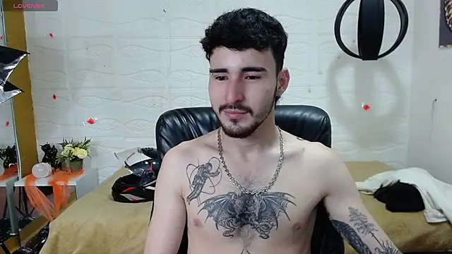 Snapshot of DmitriSanders chatting on 12.18.24 DmitriSanders online show from 12.18.24