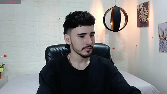 Snapshot of DmitriSanders chatting on 12.19.24 DmitriSanders online show from 12.19.24