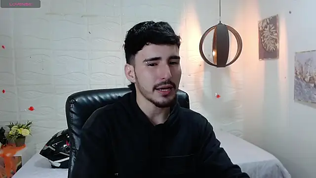 Snapshot of DmitriSanders chatting on 12.24.24 DmitriSanders online show from 12.24.24